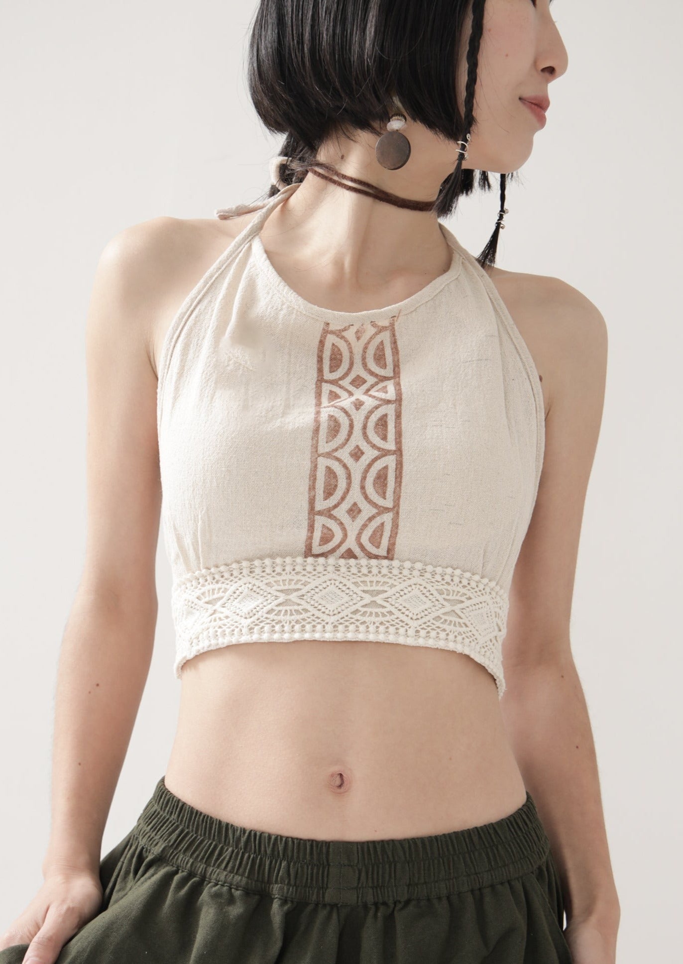 Tribal Earth] SOPHIA レース刺繍 ホルタークロップトップス | KujA