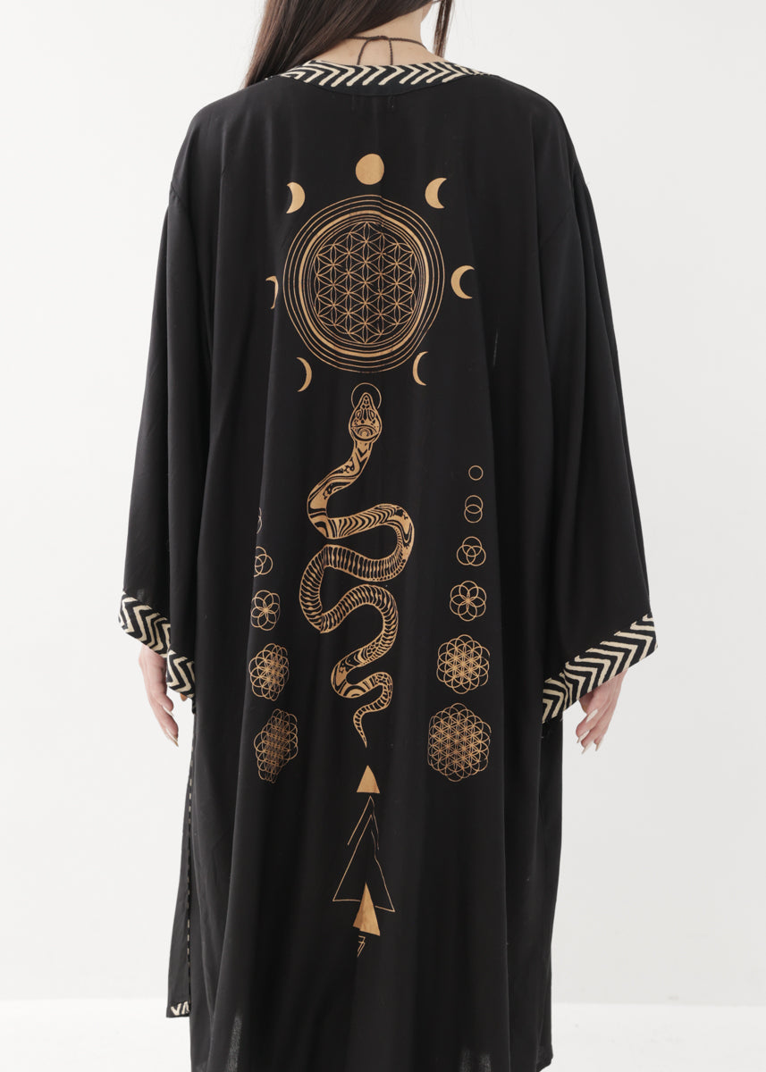 [奇なりの高次元場 × KujA コラボ限定品] スムース・ブラックローブ