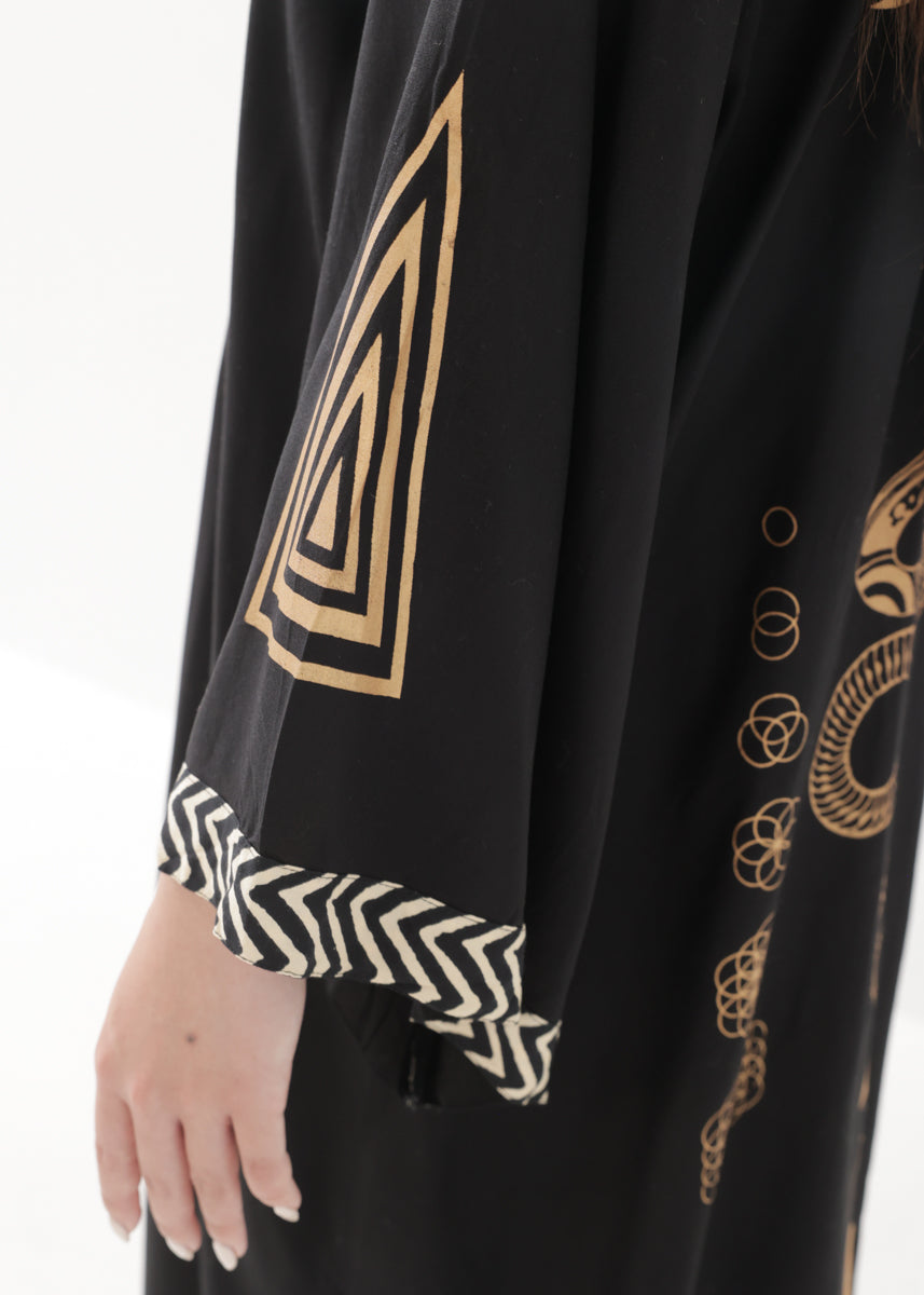 [奇なりの高次元場 × KujA コラボ限定品] スムース・ブラックローブ