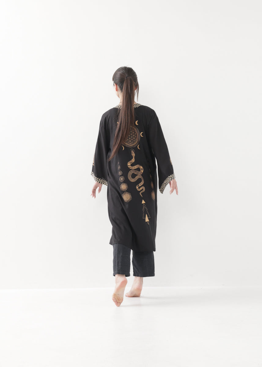[奇なりの高次元場 × KujA コラボ限定品] スムース・ブラックローブ