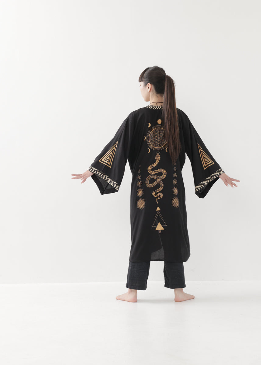 [奇なりの高次元場 × KujA コラボ限定品] スムース・ブラックローブ