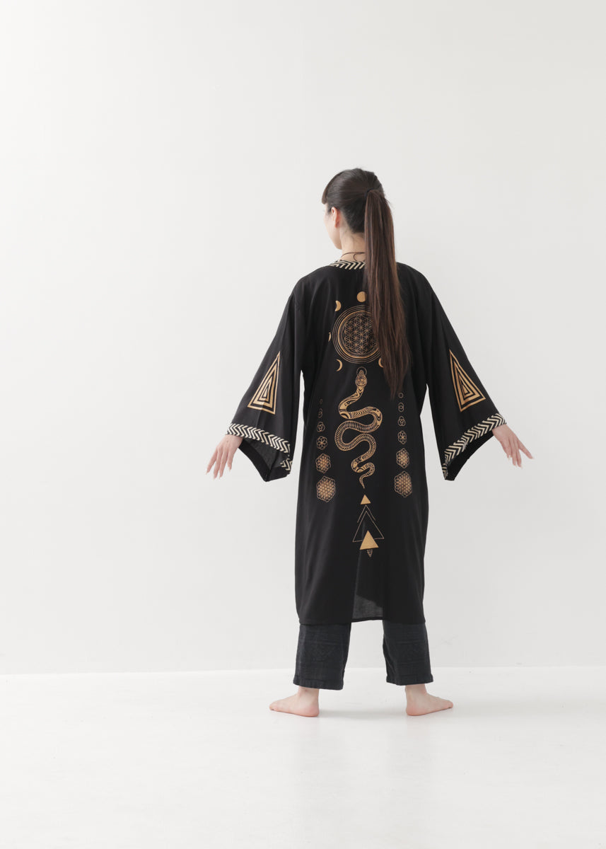 [奇なりの高次元場 × KujA コラボ限定品] スムース・ブラックローブ