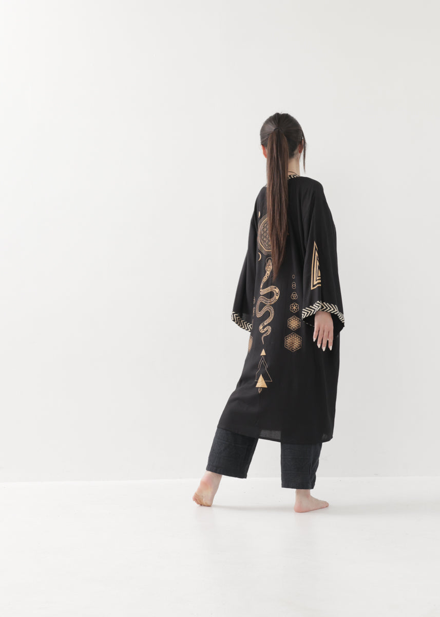 [奇なりの高次元場 × KujA コラボ限定品] スムース・ブラックローブ