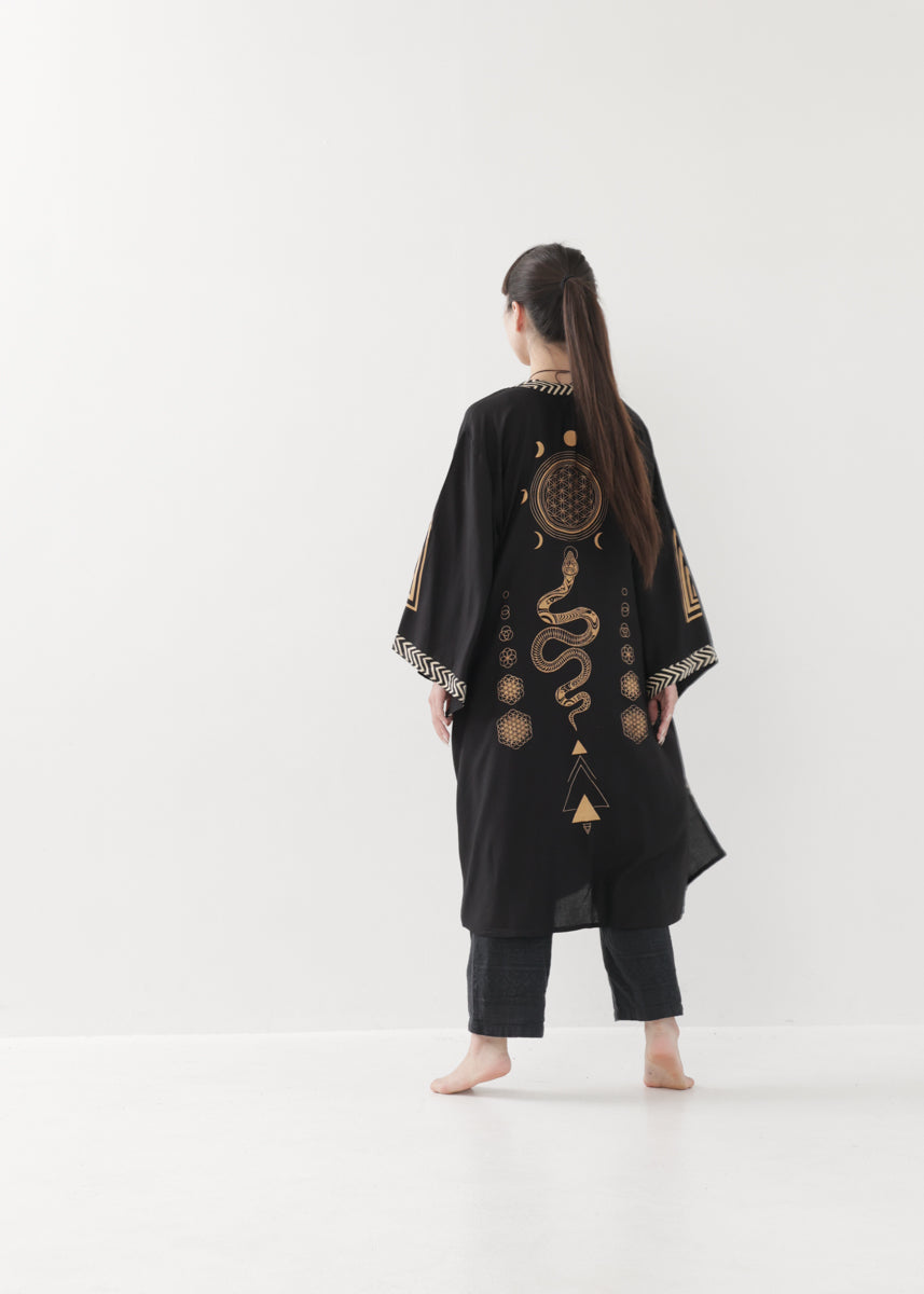 [奇なりの高次元場 × KujA コラボ限定品] スムース・ブラックローブ