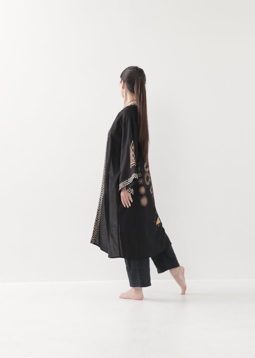 [奇なりの高次元場 × KujA コラボ限定品] スムース・ブラックローブ