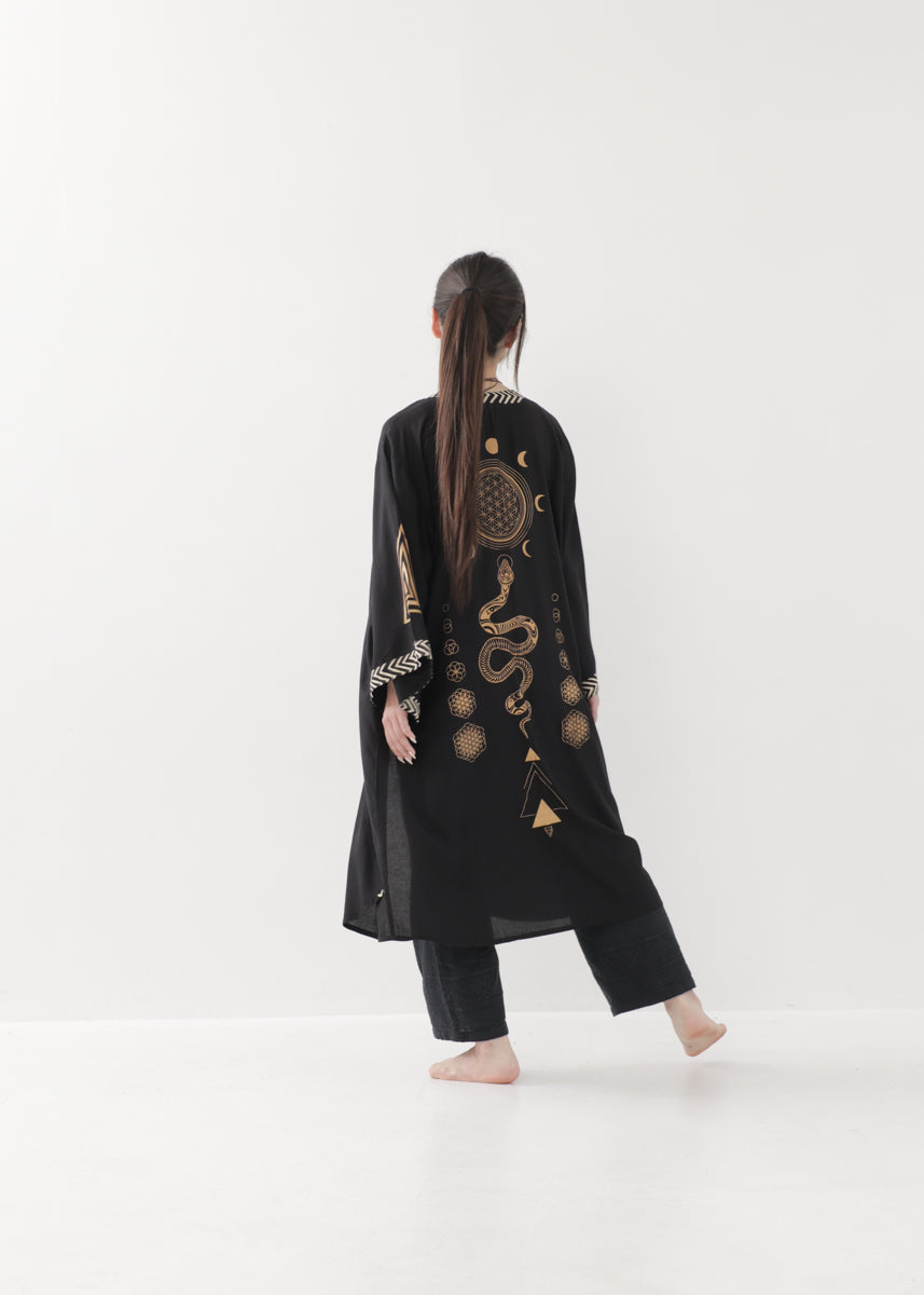 [奇なりの高次元場 × KujA コラボ限定品] スムース・ブラックローブ