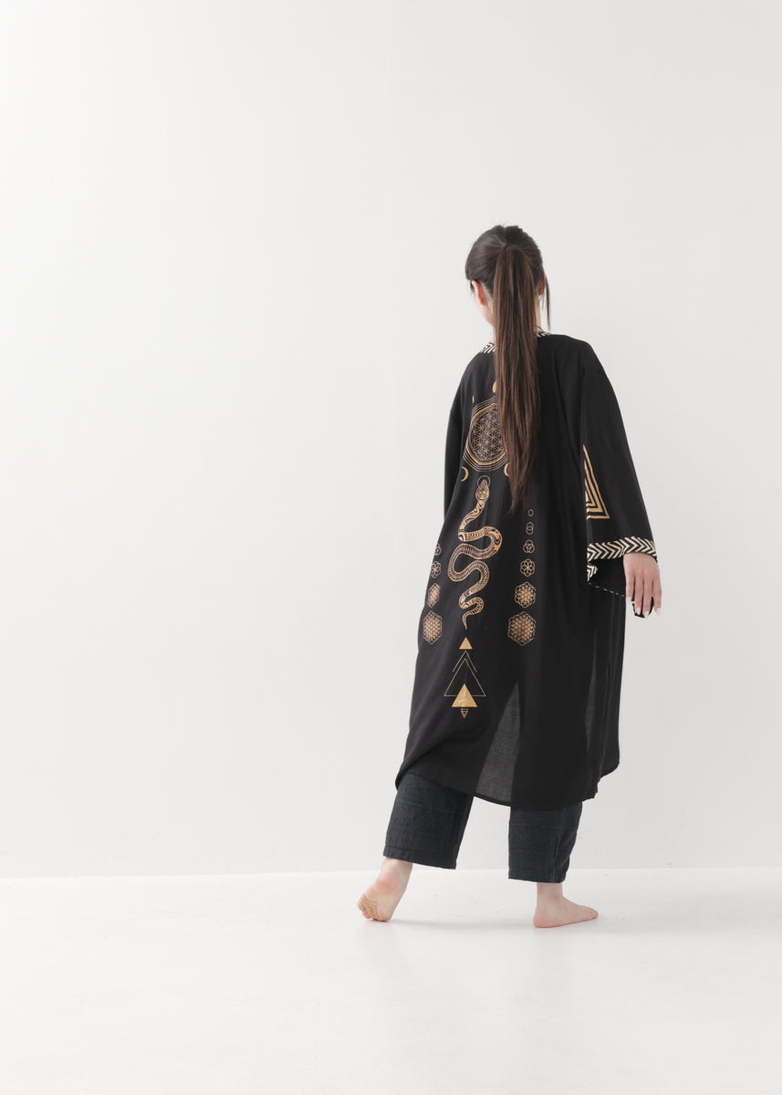 [奇なりの高次元場 × KujA コラボ限定品] スムース・ブラックローブ