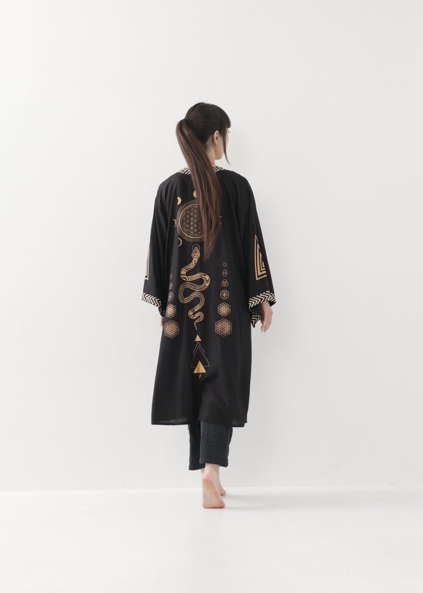 [奇なりの高次元場 × KujA コラボ限定品] スムース・ブラックローブ