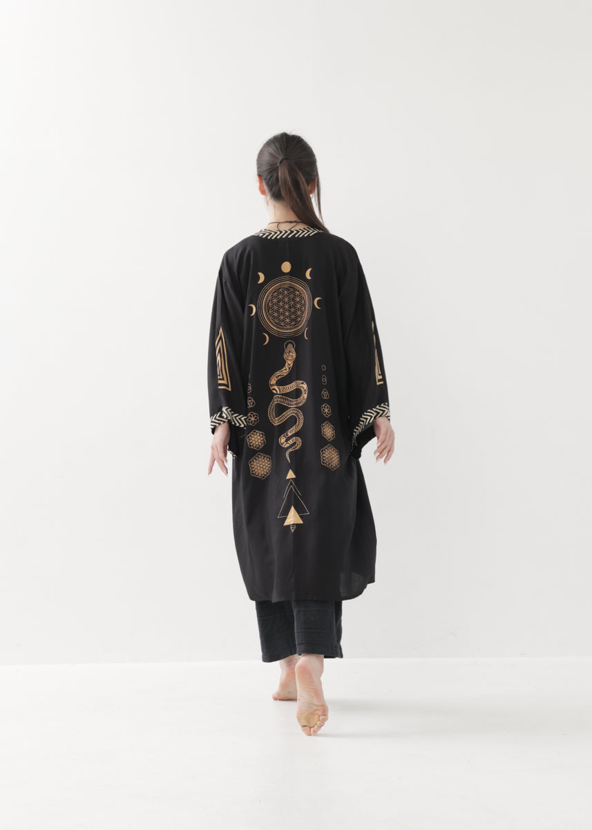 [奇なりの高次元場 × KujA コラボ限定品] スムース・ブラックローブ