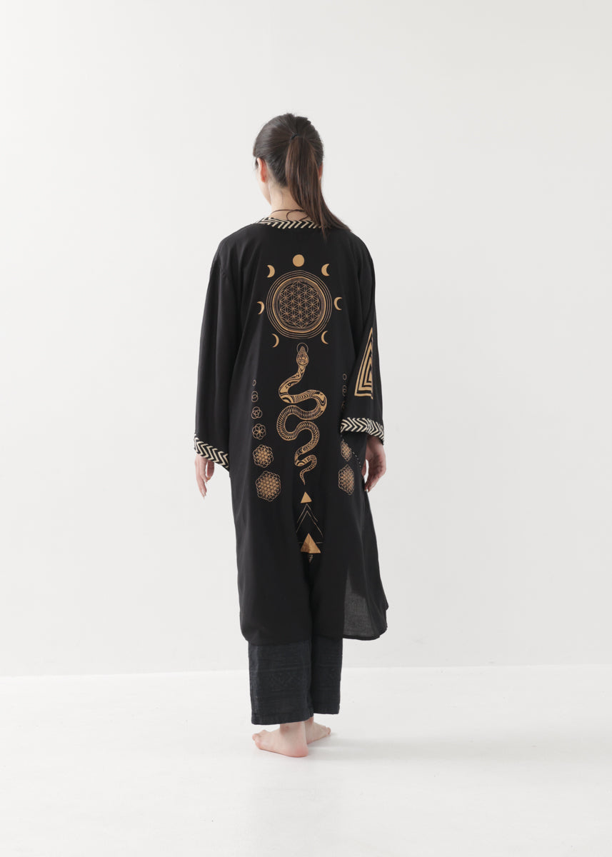 [奇なりの高次元場 × KujA コラボ限定品] スムース・ブラックローブ