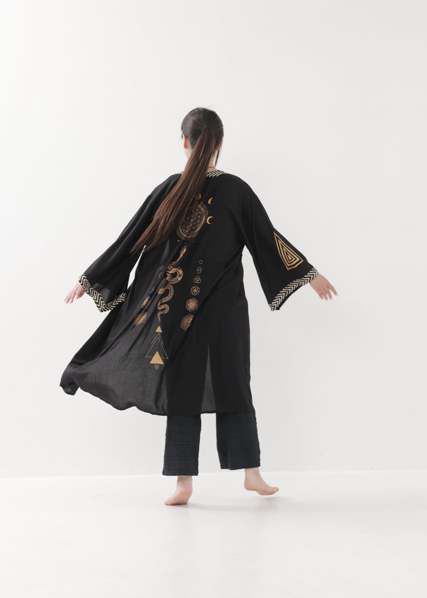 [奇なりの高次元場 × KujA コラボ限定品] スムース・ブラックローブ