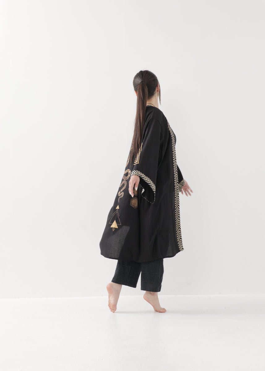 [奇なりの高次元場 × KujA コラボ限定品] スムース・ブラックローブ