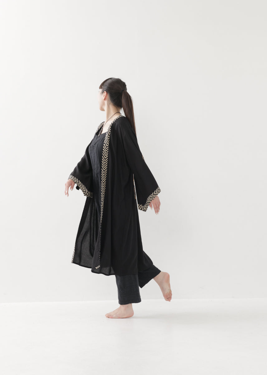 [奇なりの高次元場 × KujA コラボ限定品] スムース・ブラックローブ