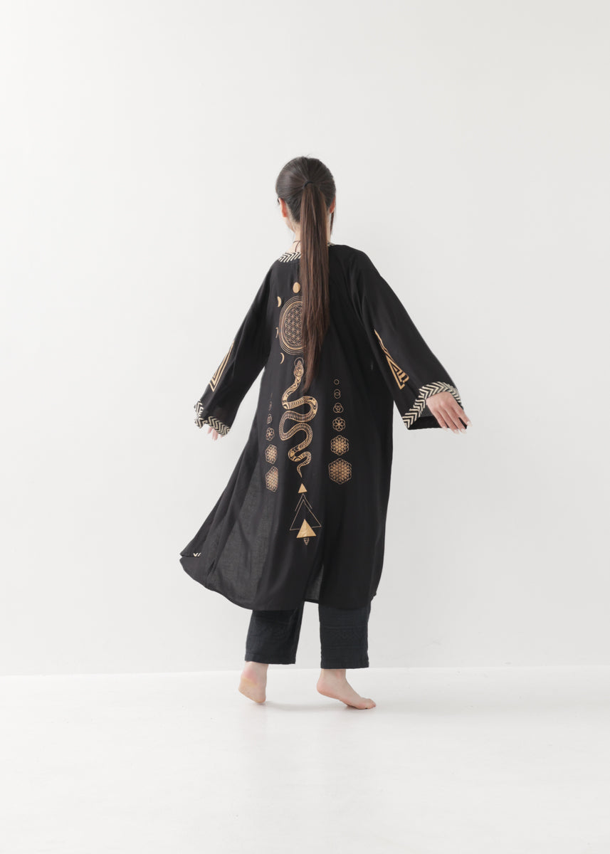 [奇なりの高次元場 × KujA コラボ限定品] スムース・ブラックローブ
