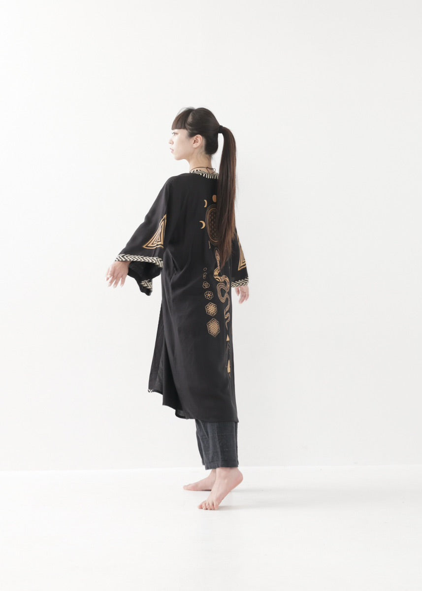 [奇なりの高次元場 × KujA コラボ限定品] スムース・ブラックローブ