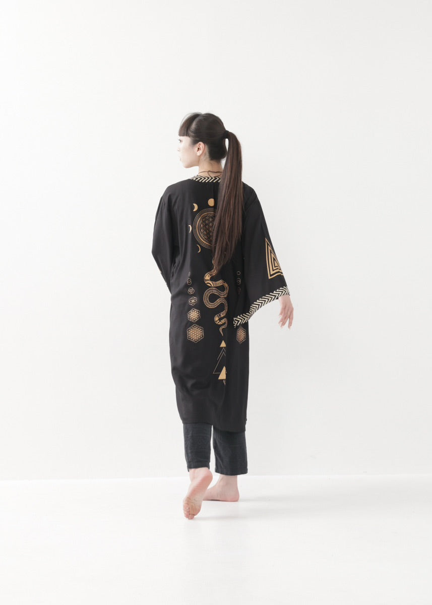 [奇なりの高次元場 × KujA コラボ限定品] スムース・ブラックローブ