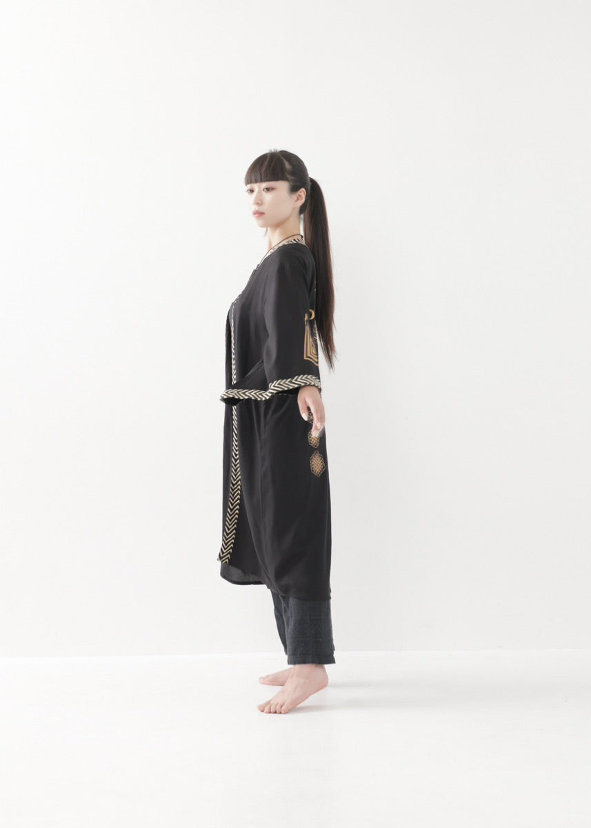 [奇なりの高次元場 × KujA コラボ限定品] スムース・ブラックローブ