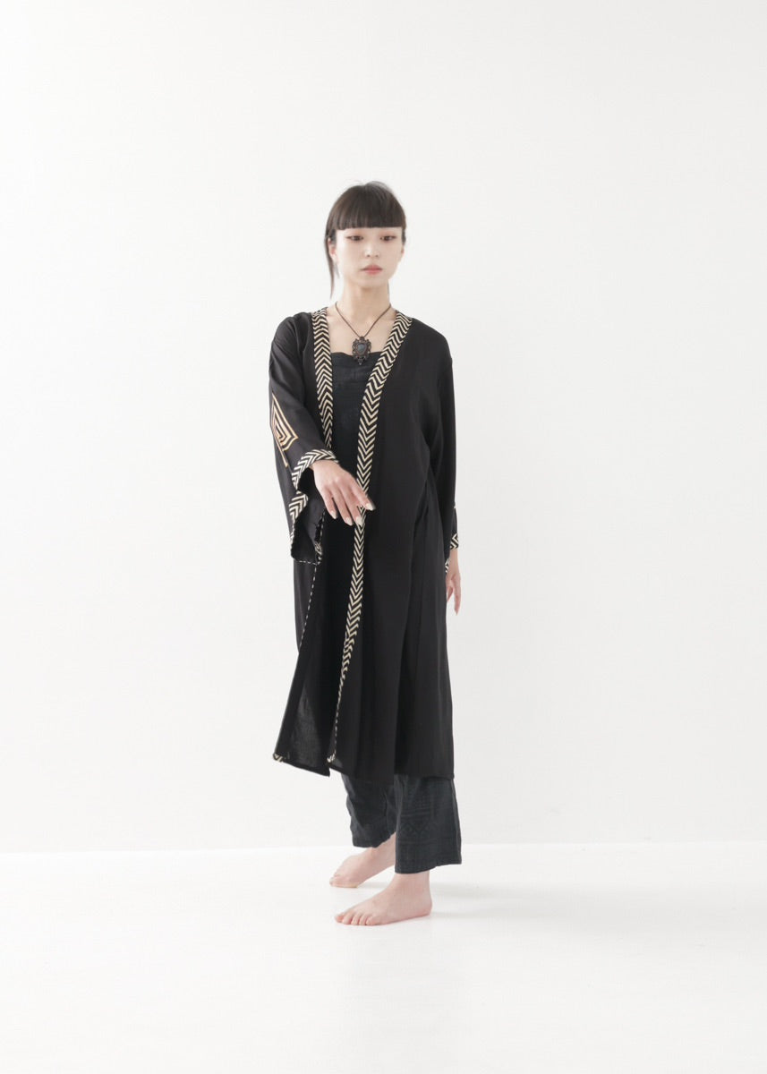[奇なりの高次元場 × KujA コラボ限定品] スムース・ブラックローブ