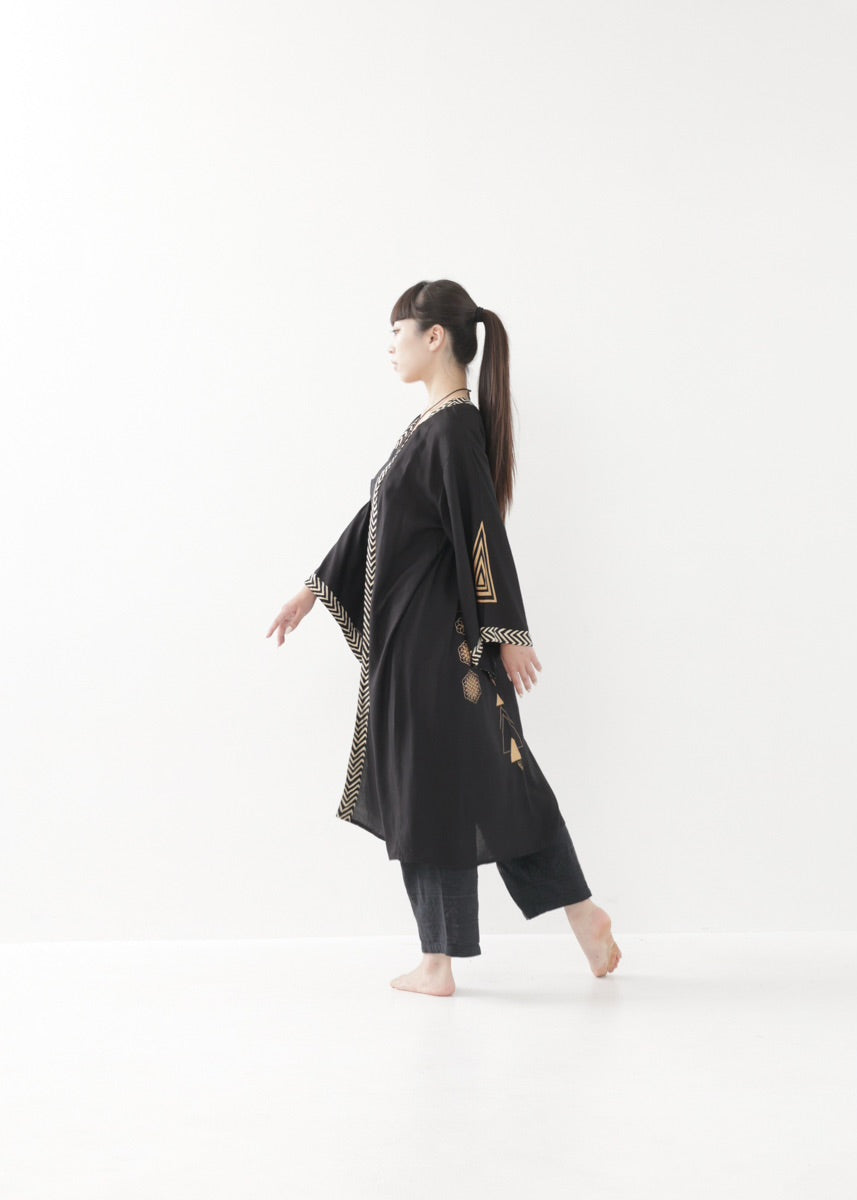 [奇なりの高次元場 × KujA コラボ限定品] スムース・ブラックローブ