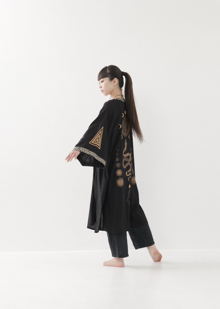 [奇なりの高次元場 × KujA コラボ限定品] スムース・ブラックローブ