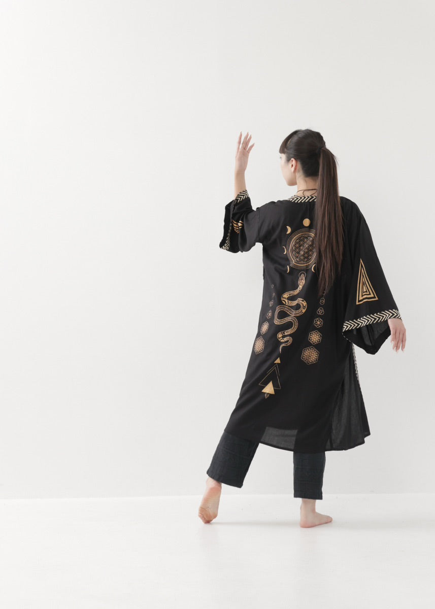 [奇なりの高次元場 × KujA コラボ限定品] スムース・ブラックローブ