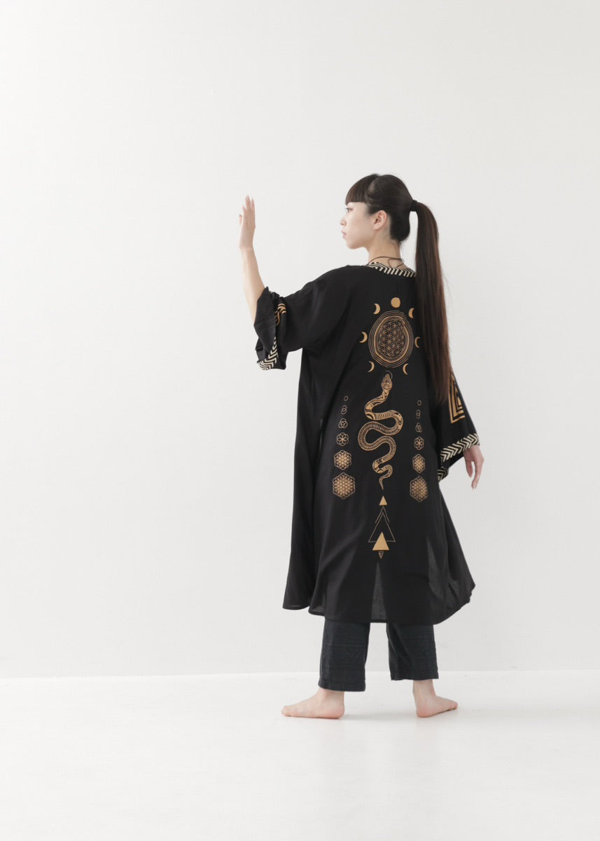 [奇なりの高次元場 × KujA コラボ限定品] スムース・ブラックローブ