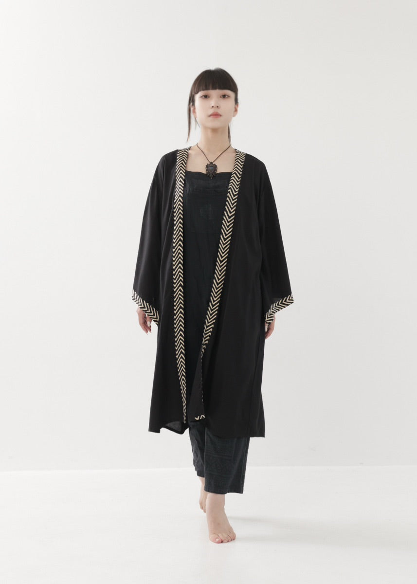 [奇なりの高次元場 × KujA コラボ限定品] スムース・ブラックローブ