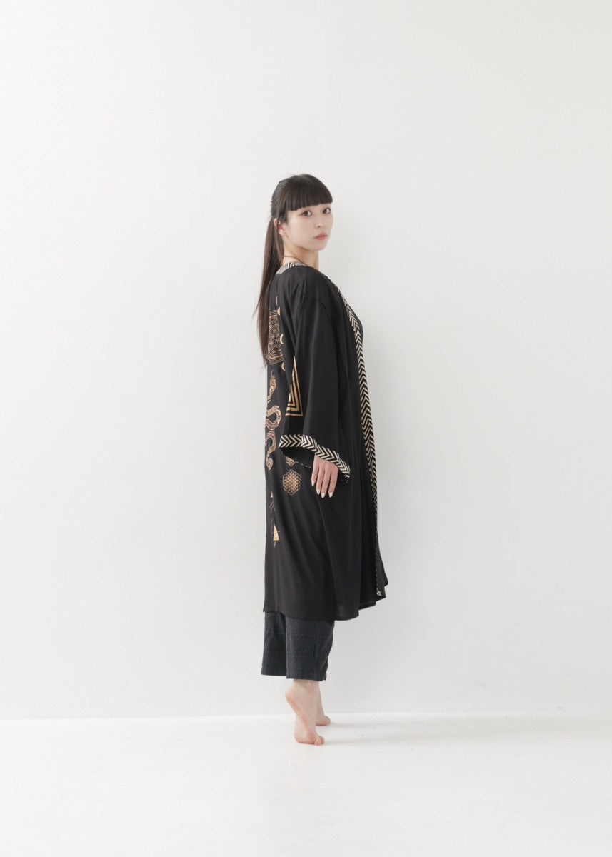[奇なりの高次元場 × KujA コラボ限定品] スムース・ブラックローブ
