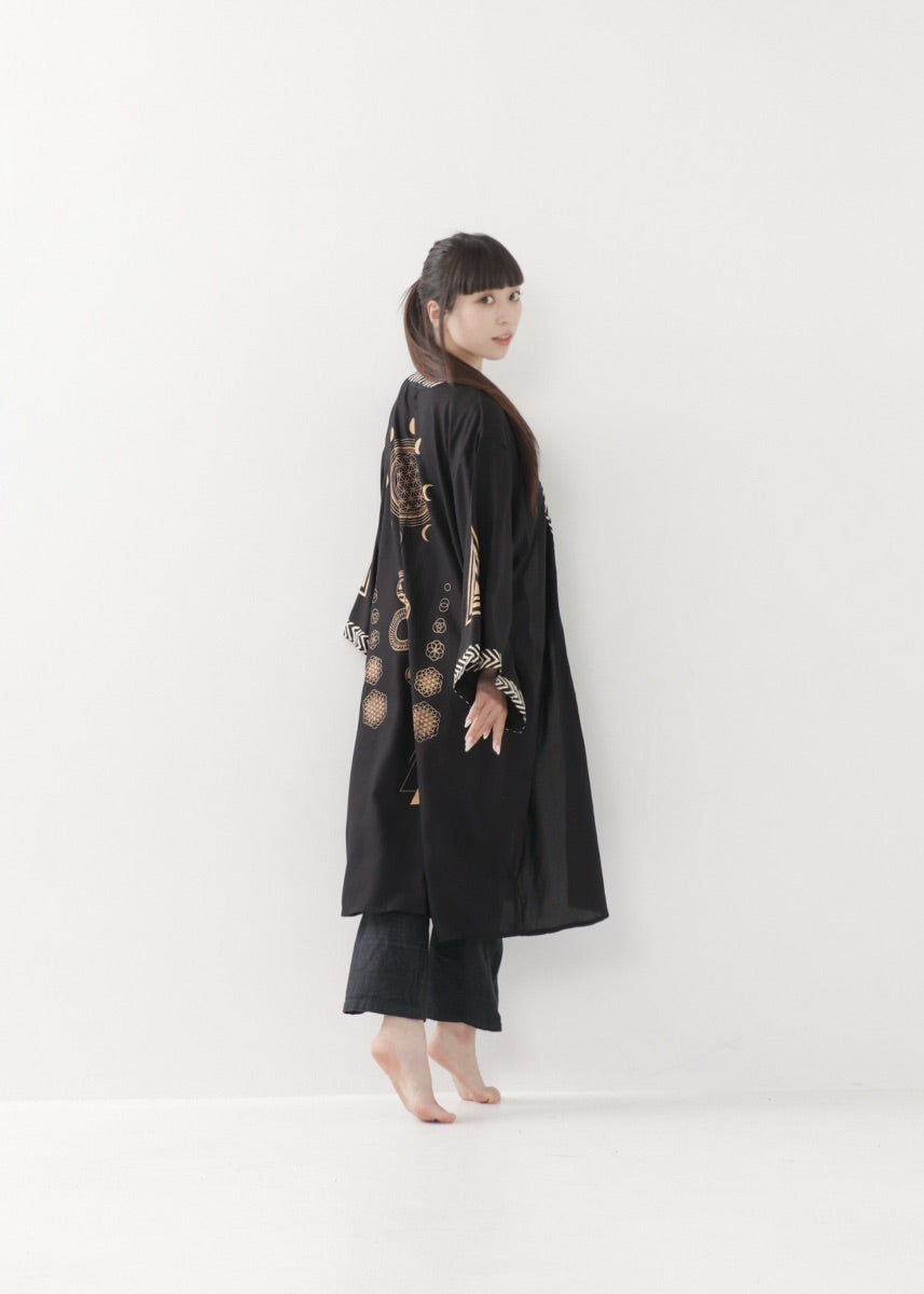 [奇なりの高次元場 × KujA コラボ限定品] スムース・ブラックローブ