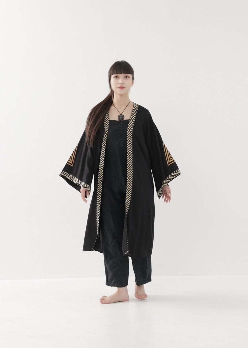 [奇なりの高次元場 × KujA コラボ限定品] スムース・ブラックローブ