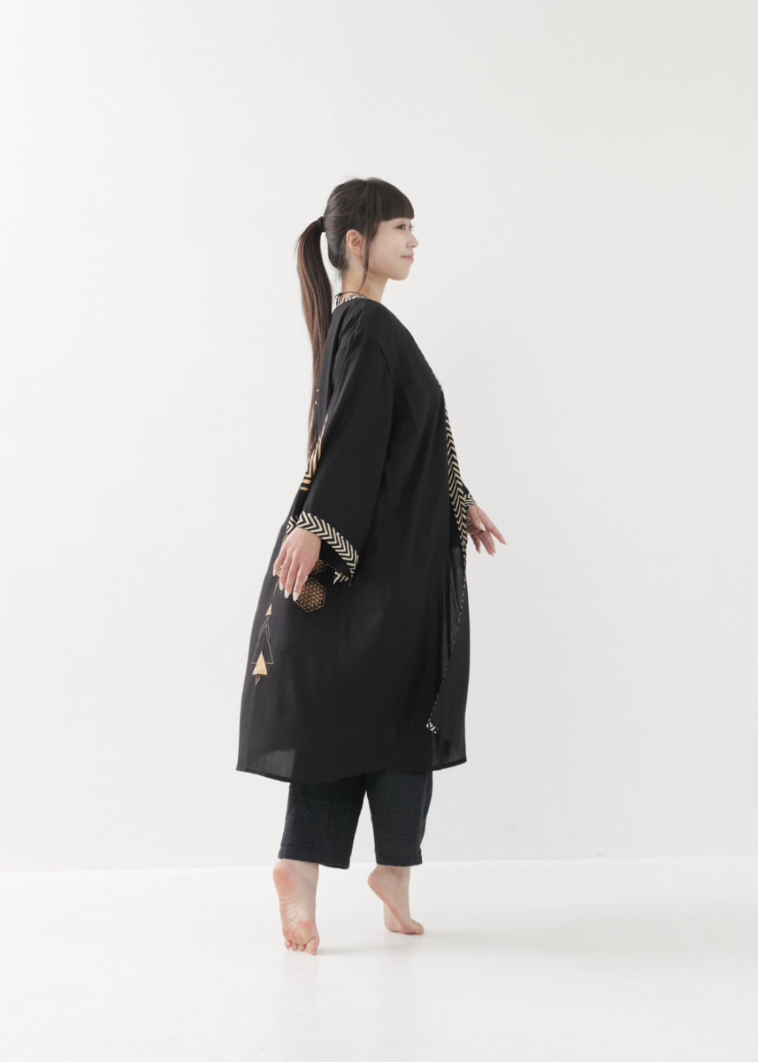 [奇なりの高次元場 × KujA コラボ限定品] スムース・ブラックローブ