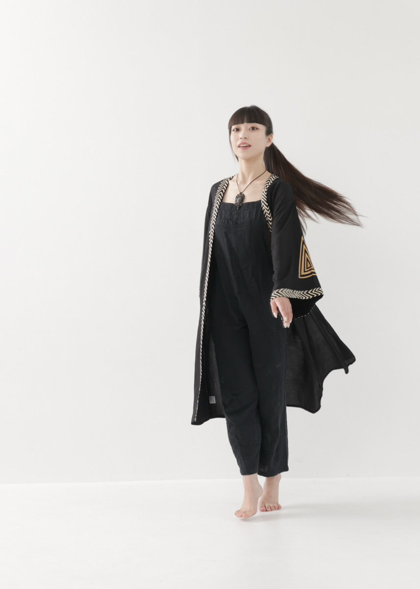 [奇なりの高次元場 × KujA コラボ限定品] スムース・ブラックローブ