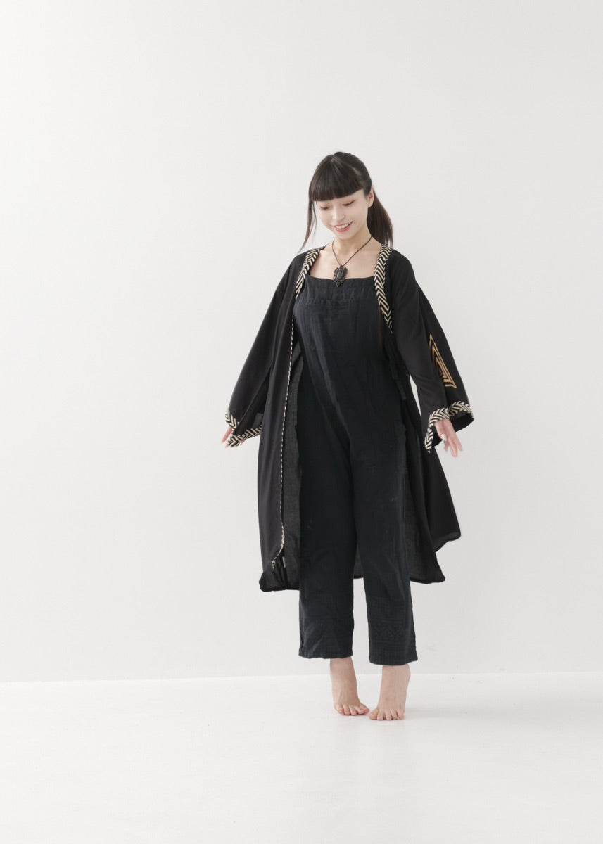 [奇なりの高次元場 × KujA コラボ限定品] スムース・ブラックローブ