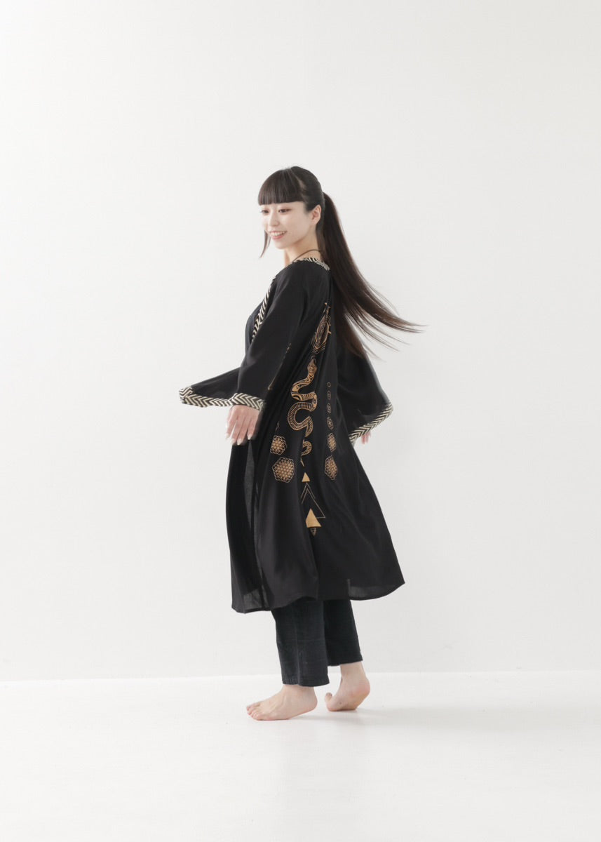 [奇なりの高次元場 × KujA コラボ限定品] スムース・ブラックローブ