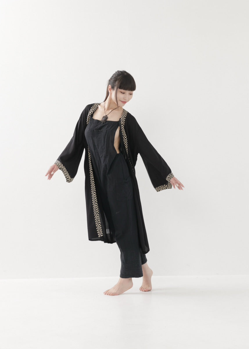 [奇なりの高次元場 × KujA コラボ限定品] スムース・ブラックローブ