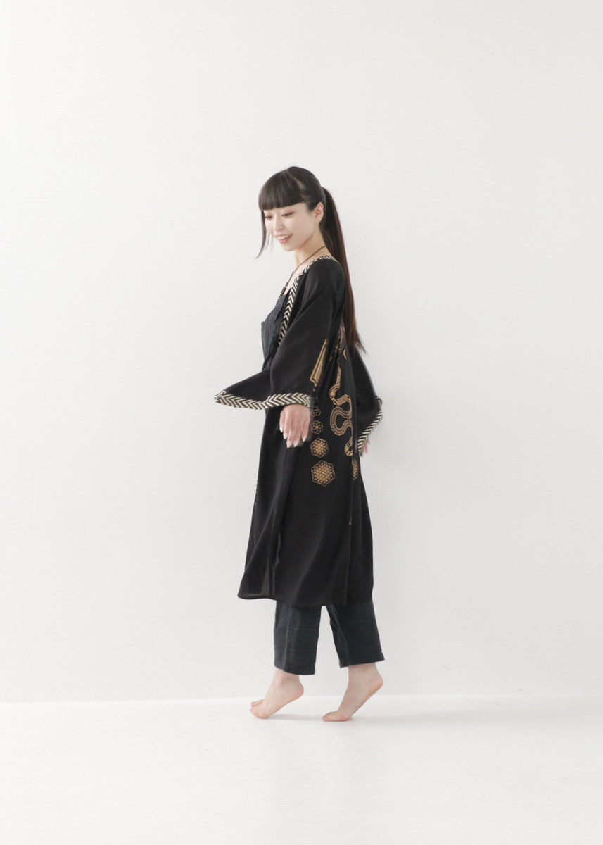 [奇なりの高次元場 × KujA コラボ限定品] スムース・ブラックローブ