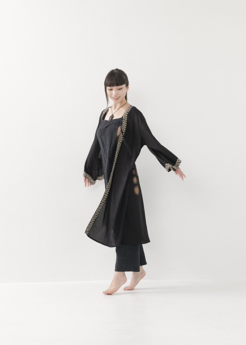[奇なりの高次元場 × KujA コラボ限定品] スムース・ブラックローブ