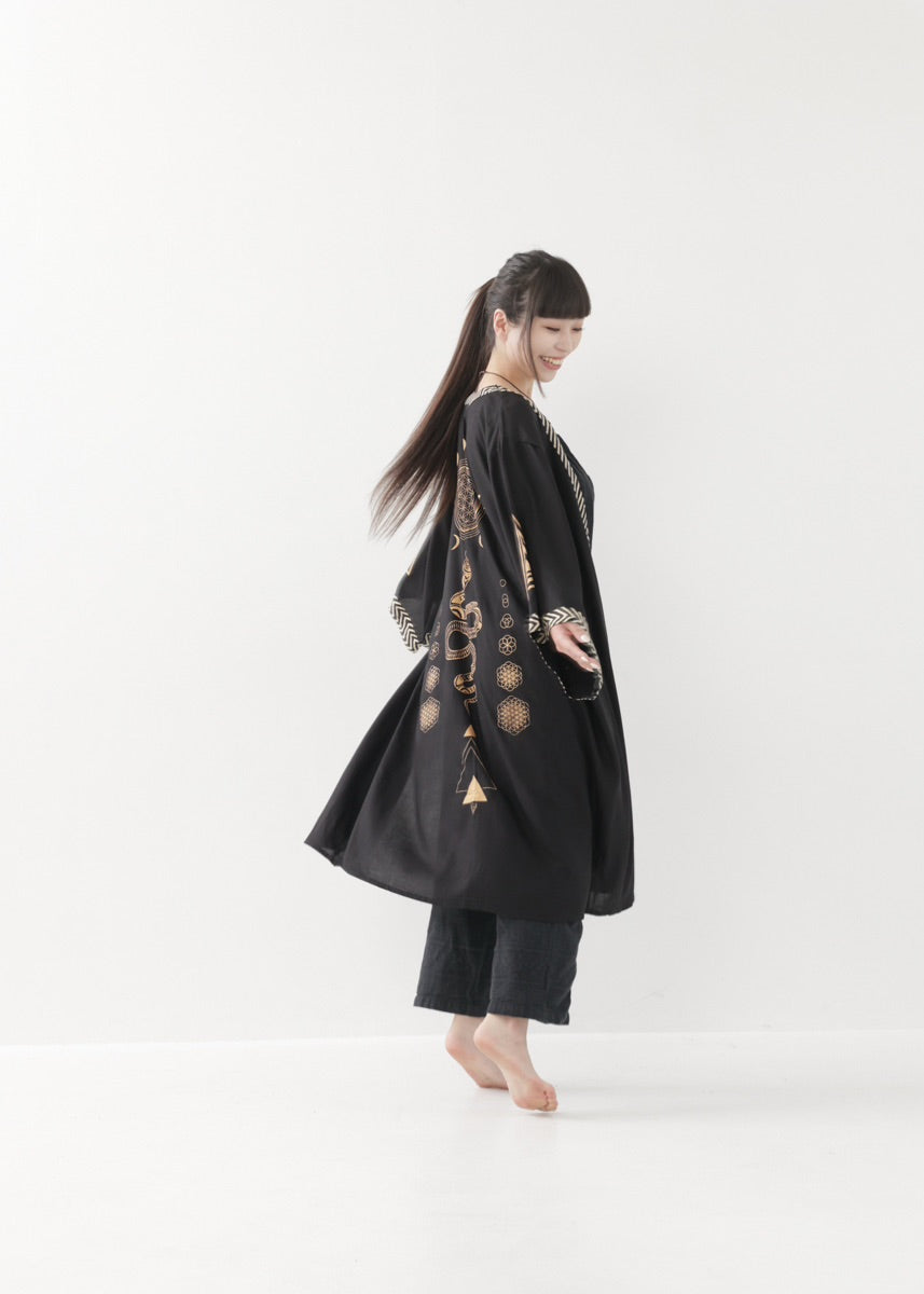 [奇なりの高次元場 × KujA コラボ限定品] スムース・ブラックローブ