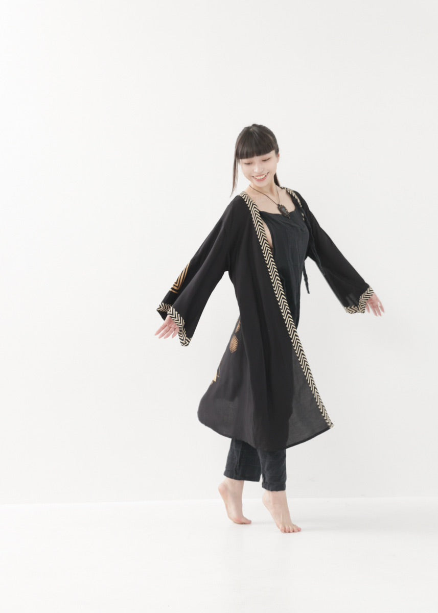 [奇なりの高次元場 × KujA コラボ限定品] スムース・ブラックローブ