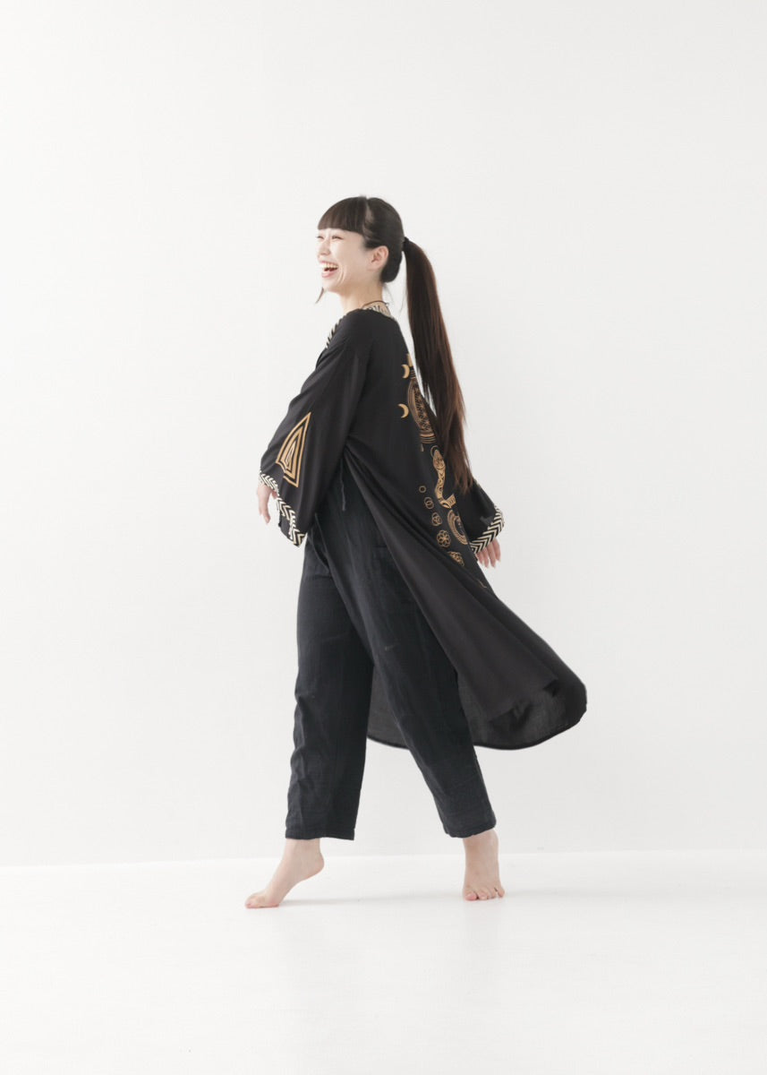 [奇なりの高次元場 × KujA コラボ限定品] スムース・ブラックローブ