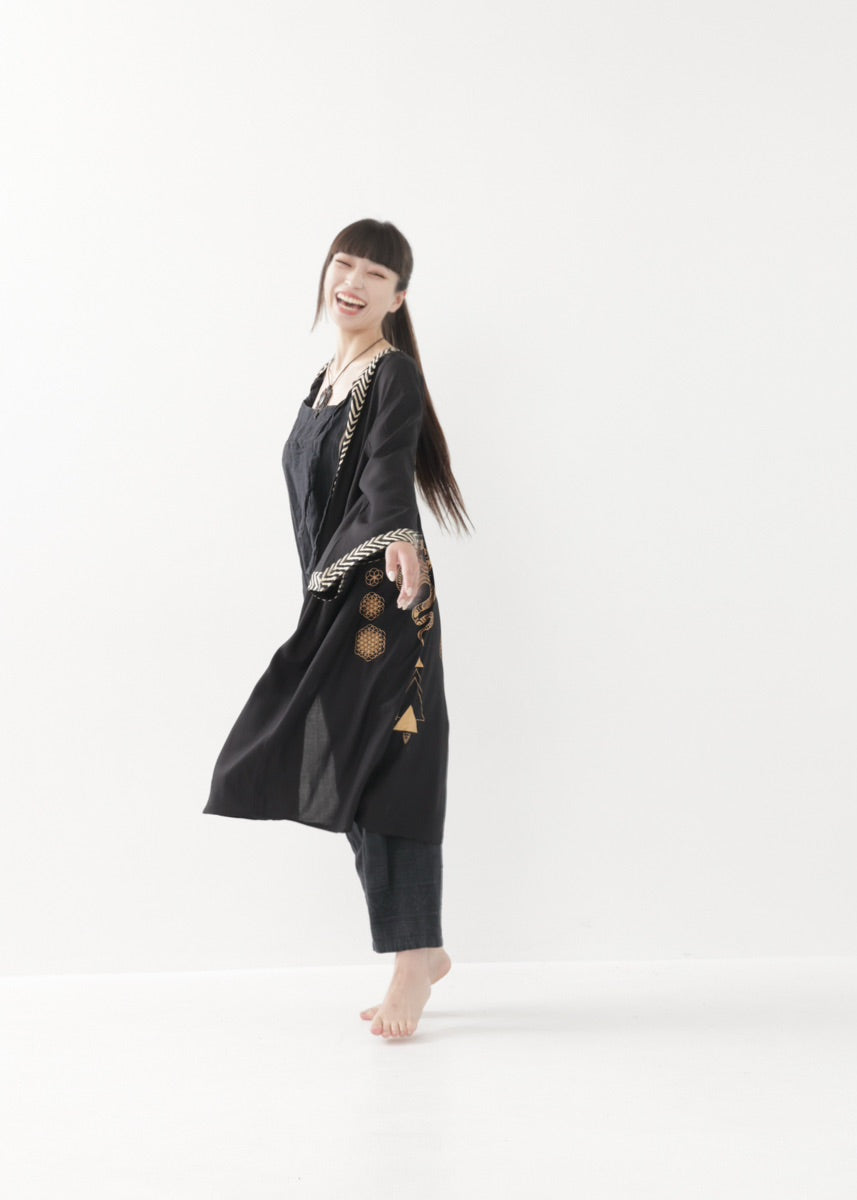 [奇なりの高次元場 × KujA コラボ限定品] スムース・ブラックローブ