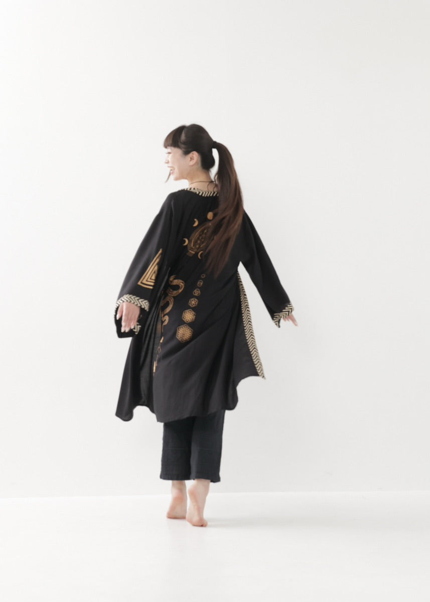 [奇なりの高次元場 × KujA コラボ限定品] スムース・ブラックローブ