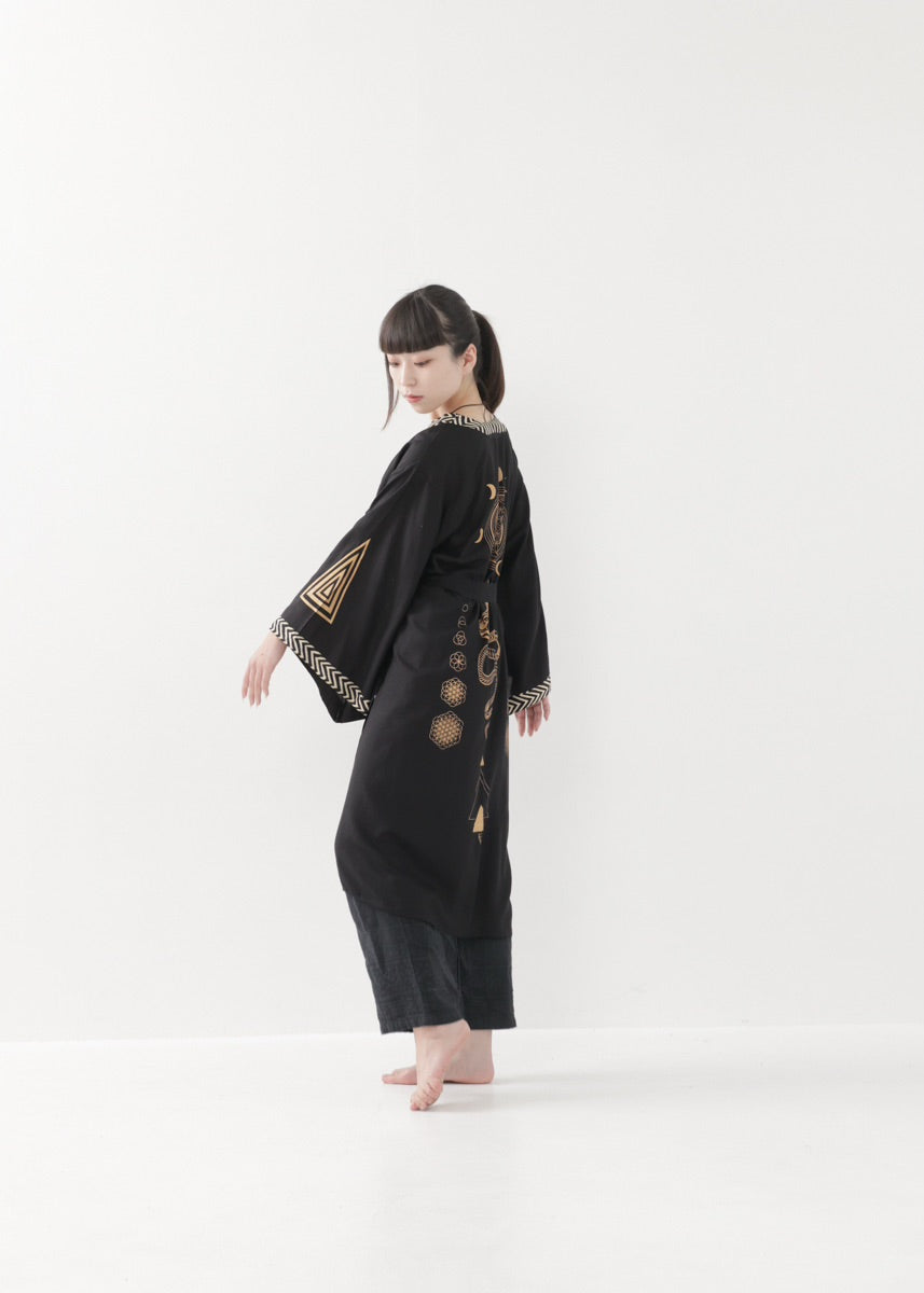 [奇なりの高次元場 × KujA コラボ限定品] スムース・ブラックローブ