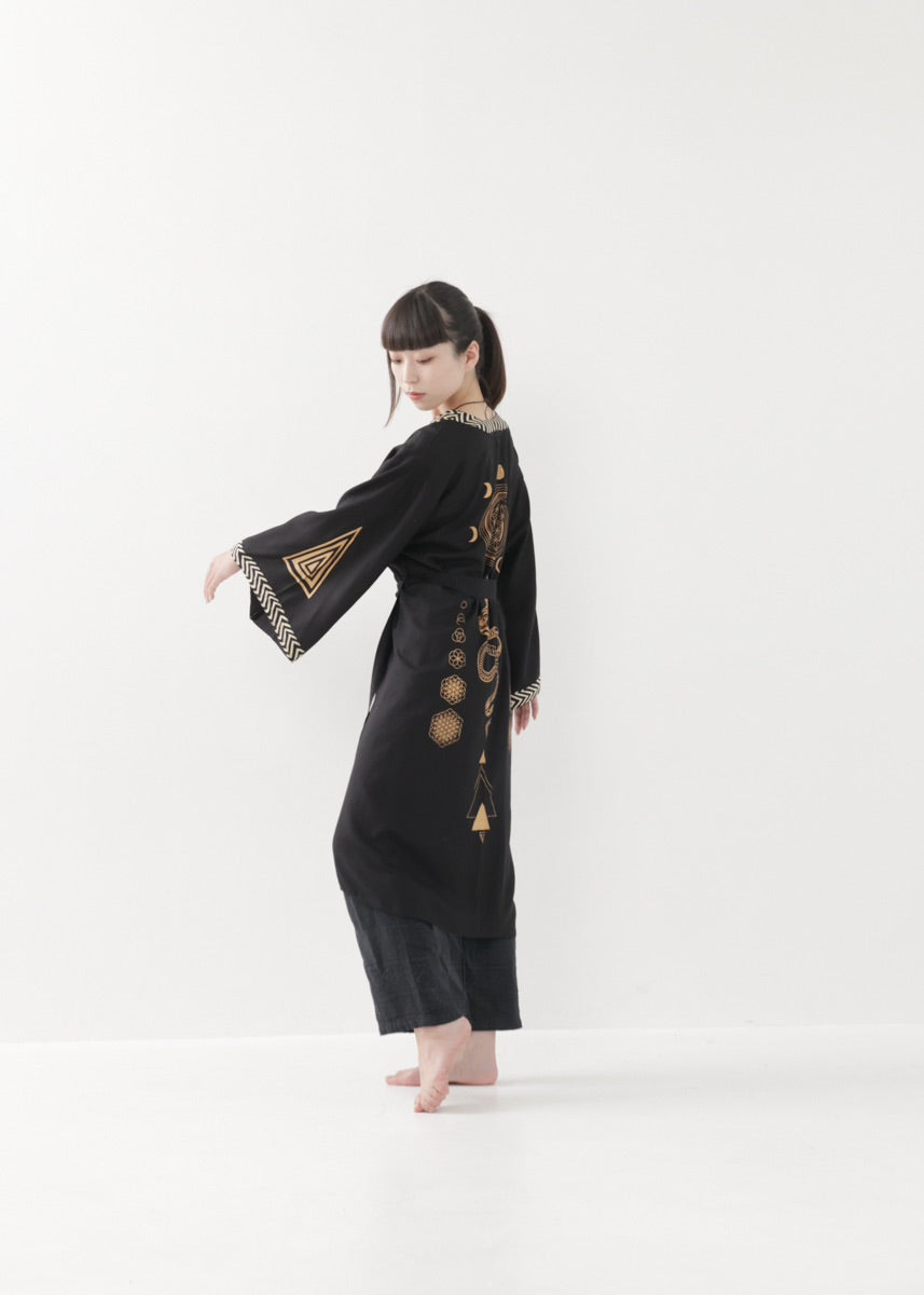 [奇なりの高次元場 × KujA コラボ限定品] スムース・ブラックローブ