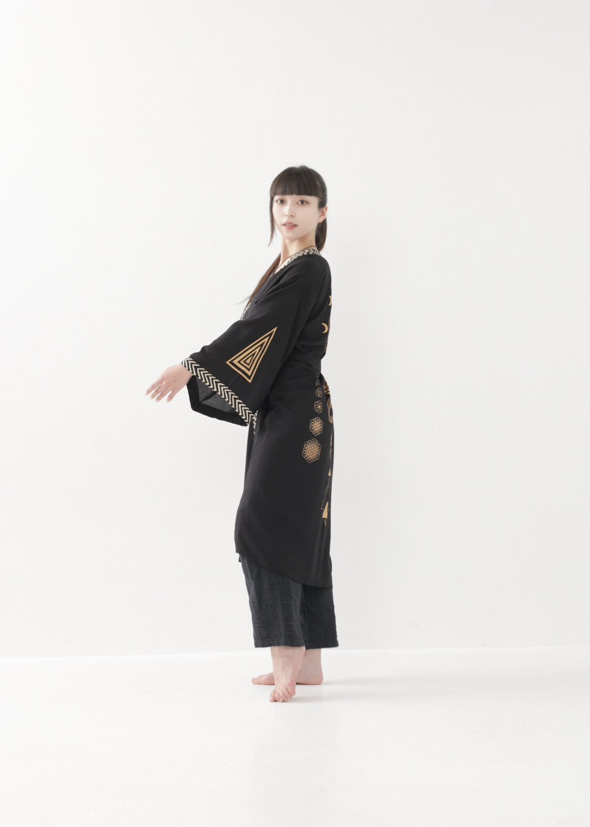 [奇なりの高次元場 × KujA コラボ限定品] スムース・ブラックローブ