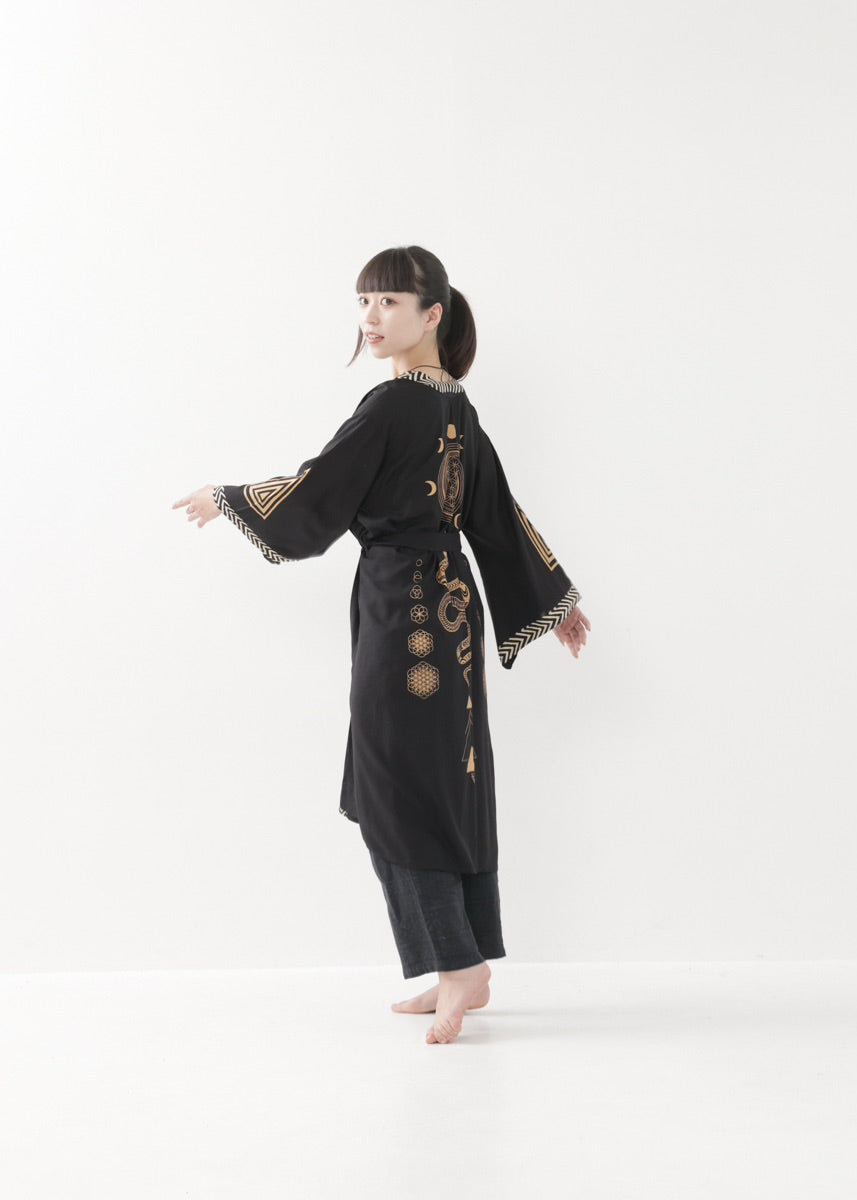 [奇なりの高次元場 × KujA コラボ限定品] スムース・ブラックローブ