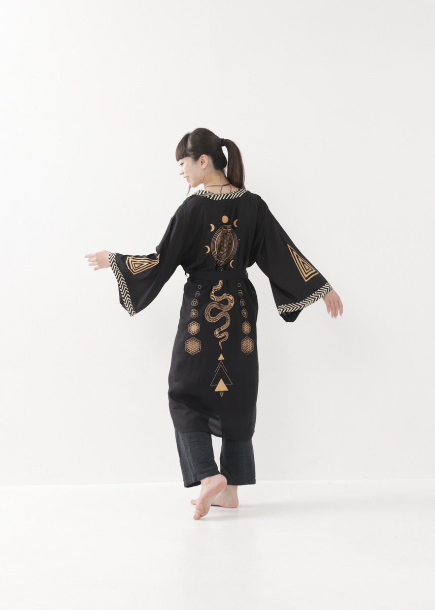 [奇なりの高次元場 × KujA コラボ限定品] スムース・ブラックローブ
