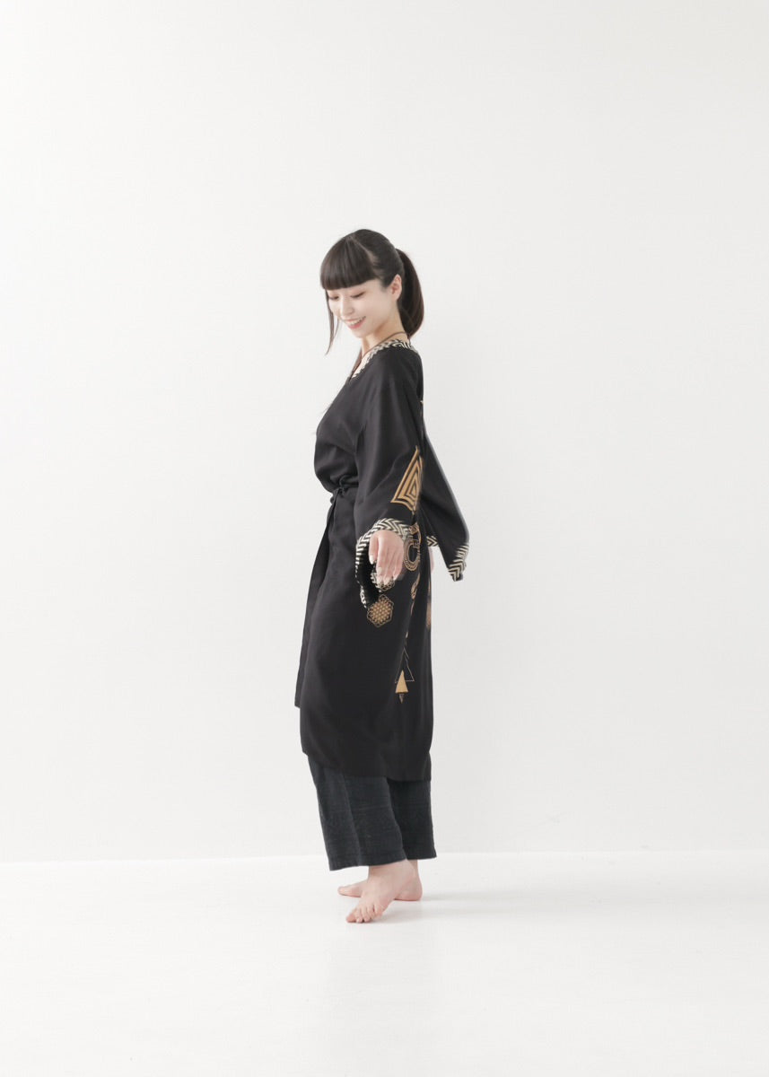 [奇なりの高次元場 × KujA コラボ限定品] スムース・ブラックローブ