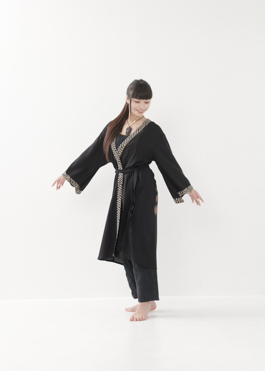 [奇なりの高次元場 × KujA コラボ限定品] スムース・ブラックローブ