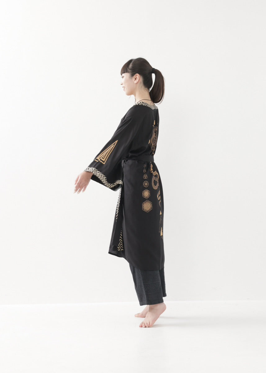 [奇なりの高次元場 × KujA コラボ限定品] スムース・ブラックローブ
